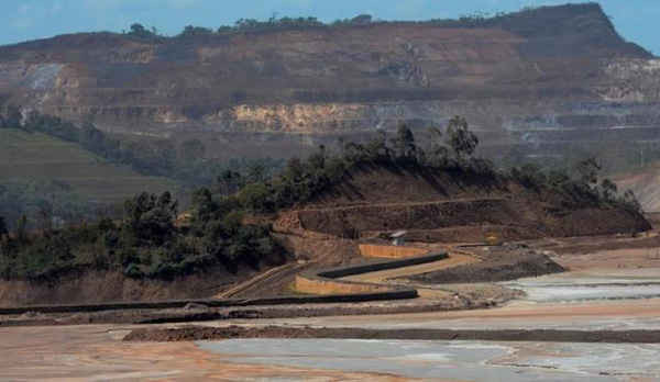 Toàn cảnh mỏ Samarco, thuộc sở hữu của Vale SA và BHP Billiton Ltd ở Mariana, Brazil vào ngày 12/4/2016. Ảnh: REUTERS / WASHINGTON ALVES