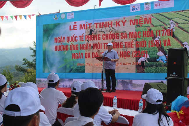Ông Lò Văn Tiến, PCT UBND tỉnh Điện Biên, phát biểu tại Lễ mít tinh
