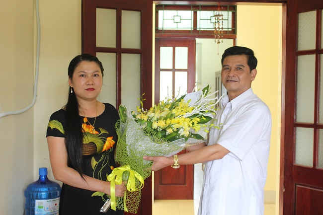 Đồng chí Lò Văn Muôn, Phó Bí thư Tỉnh ủy, Trưởng đoàn ĐB Quốc hội, tỉnh Điện Biên tặng hoa chúc mừng PV Báo TN&MT, tại Điện Biên.