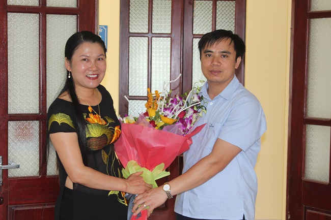 Đồng chí Nguyễn Quang Hưng, Chánh VP UBND tỉnh Điện Biên tặng hoa chúc mừng PV Báo TN&MT, tại Điện Biên.