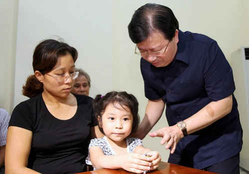 Phó Thủ tướng Trịnh Đình Dũng thăm hỏi vợ con phi công Trần Quang Khải.