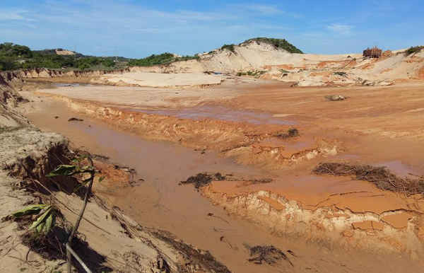 Bộ TN&MT đã chính thức đình chỉ Công ty khai thác titan làm vỡ moong nước ở Bình Thuận. Trong ảnh: Moong nước sau khi bị vỡ - Ảnh do Tổng cục Địa chất và Kháng sản Việt Nam cung cấp