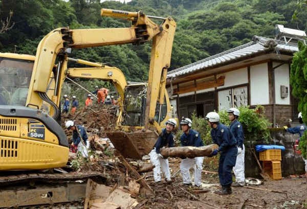 Các nhân viên cứu hộ tiến hành hoạt động tìm kiếm và cứu hộ tại một khu vực lở đất do mưa lớn ở Uto, quận Kumamoto, Nhật Bản vào ngày 21/6/2016. Ảnh: Kyodo / qua Reuters