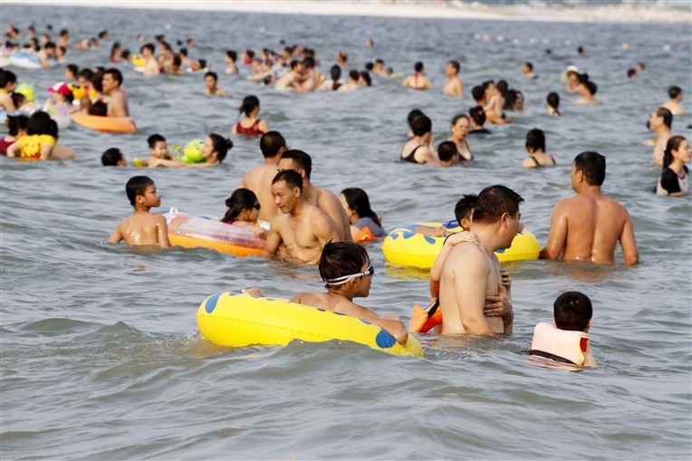 Du khách tắm biển tại bãi tắm cộng đồng tại Bãi Cháy do tập đoàn Sun Group làm chủ đầu tư