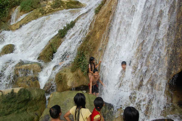  Trẻ em thích thú tắm thác Nà Pao, xã Bản Lầu, huyện Mường Khương trong ngày hè nóng bức