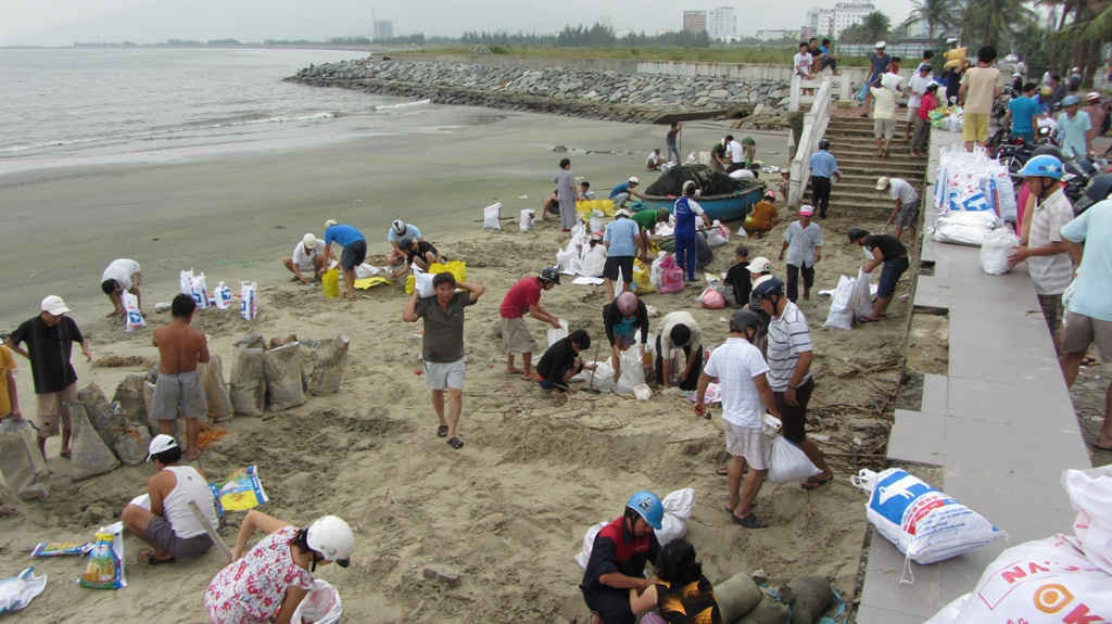 Người dân Đà Nẵng chuẩn bị ứng phó với siêu bão Haiyan 1 (Ảnh: MH)