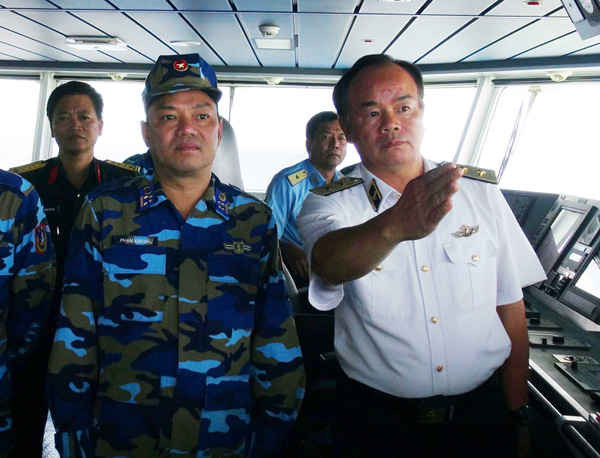 Phó Đô đốc Phạm Ngọc Minh chỉ huy công tác tìm kiếm cứu nạn tại thực địa.