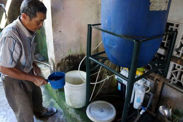 Ông Hoàng Văn Thông ở thôn 8 đã đâu tư nhiều tiền mua máy lọc, nhưng nước vẫn mặn chát không thể dùng được.