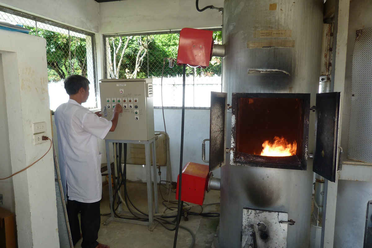 Hệ thống lò đốt chất thải rắn công suất 50kg/2 giờ.