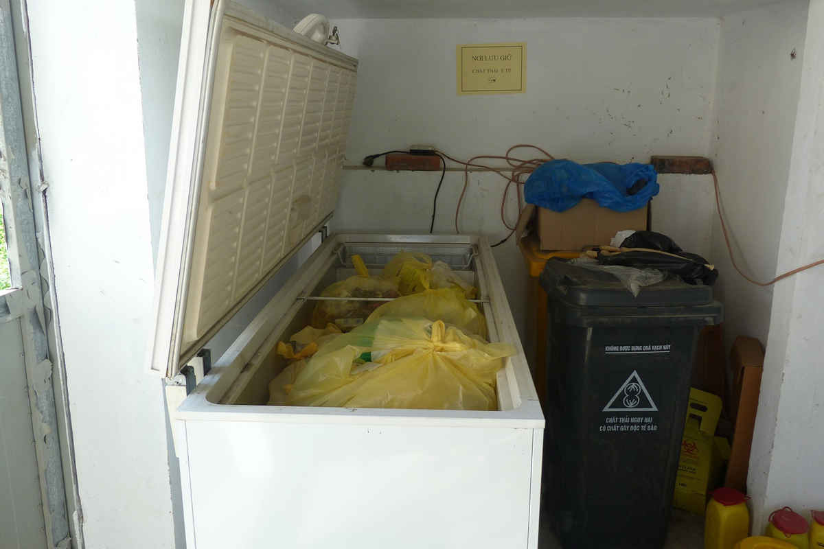 Chất thải nguy hại được lưu giữ trong thùng đông lạnh theo đúng quy định.