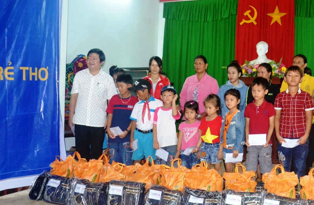Lãnh đạo Văn phòng Đại diện Báo TN&MT tại miền Trung tặng quà cho bà con ngư dân Lý Sơn 