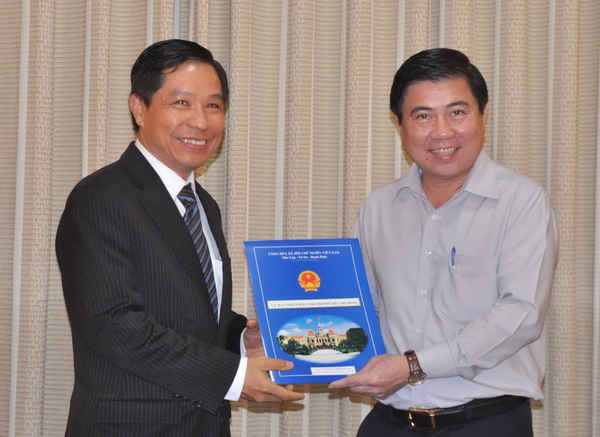 Chủ tịch UBND TP Nguyễn Thành Phong trao Quyết định bổ nhiệm cho ông Lê Nguyễn Minh Quang