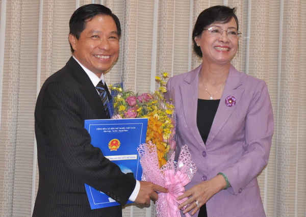 Chủ tịch HĐND TPHCM Nguyễn Thị Quyết Tâm tặng hoa chúc mừng ông Lê Nguyễn Minh Quang