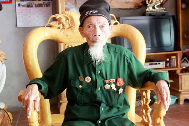 Ông Tạ Đức Minh, (90 tuổi), tổ dân phố 2B, thị trấn Sa Pa, huyện Sa Pa gian nan trong việc đòi lại diện tích đất của mình