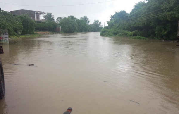 Nhiều tuyến đường liên thôn, liên xã tại huyện Ea Súp bị ngập sâu trong nước