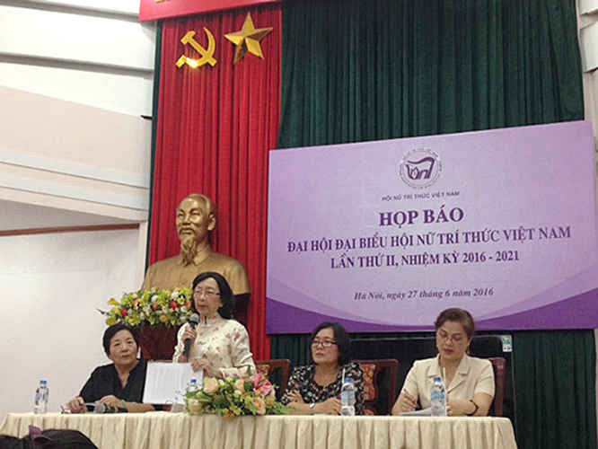 PGS.TS Phạm Thị Trân Châu, Chủ tịch Hội Nữ trí thức Việt Nam phát biểu tại họp báo