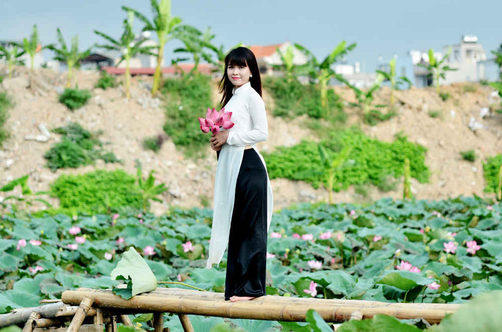 Hay áo dài trắng mang nét đẹp truyền thống của thiếu nữ Việt