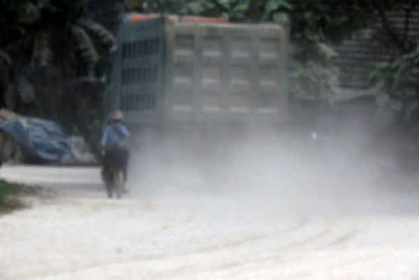 Bụi cuồn cuộn từ những chiếc xe tải khiến người dân tổ 19 Yên Bình luôn sống trong cảnh 
