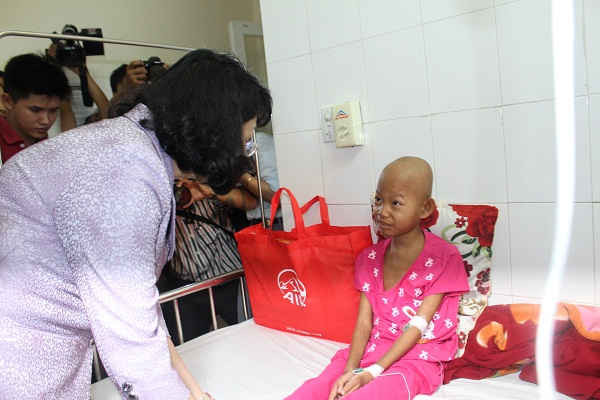 Phó Chủ tịch nước Đặng Thị Ngọc Thịnh thăm hỏi các em mắc bệnh hiểm nghèo