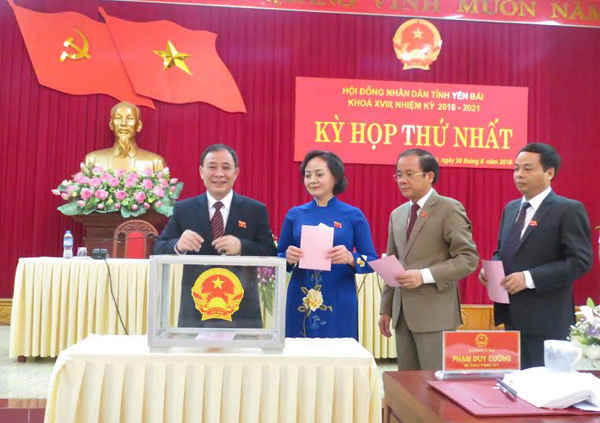 Các đại biểu tiến hành bầu cử Chủ tịch HĐND tỉnh Yên Bái