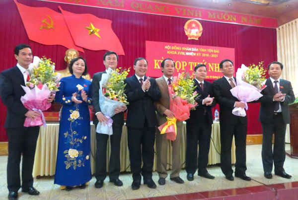 Lãnh đạo tỉnh Yên Bái tặng hoa các Phó Chủ tịch UBND tỉnh Yên Bái khóa XVIII (nhiệm kỳ 2016 – 2021)