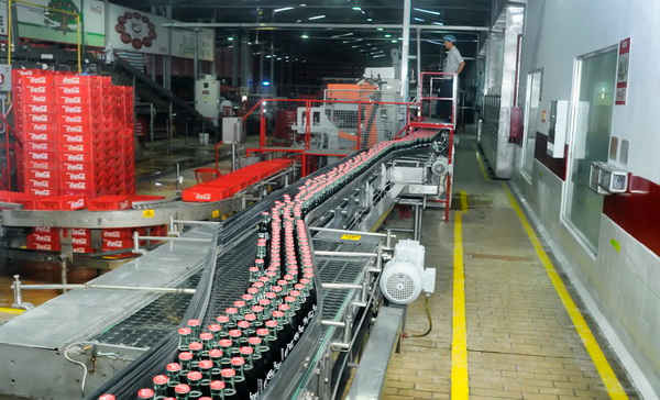 Dây chuyền sản xuất của Coca-Cola được đầu tư theo công nghệ tân tiến để đảm bảo chất lượng sản phẩm khi đến tay người tiêu dùng