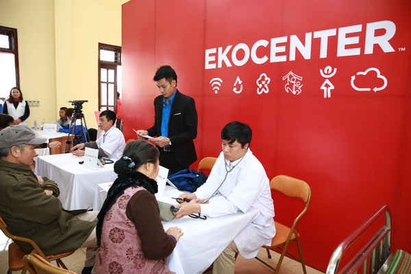 EKOCENTER còn là nơi diễn ra hoạt động khám chữa bệnh và phát thuốc miễn phí do Coca-Cola và Hội Chữ thập đỏ phối hợp tổ chức