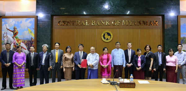 Thống đốc Ngân hàng Trung ương Myanmar Kyaw Kyaw Maung trao Giấy phép chính thức thành lập Chi nhánh BIDV tại Myanmar