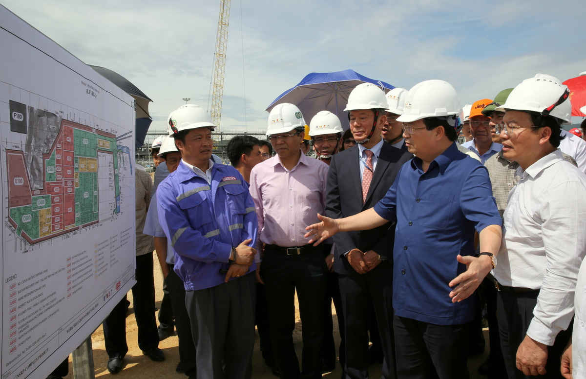 Phó Thủ tướng kiểm tra việc xây dựng hệ thống xử lý nước thải tại Lọc hóa dầu Nghi Sơn. 