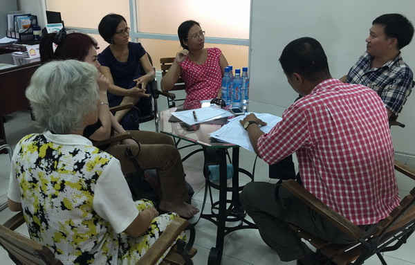 Người dân chung cư Thái An - Trung Mỹ Tây phản ánh vụ việc với báo chí