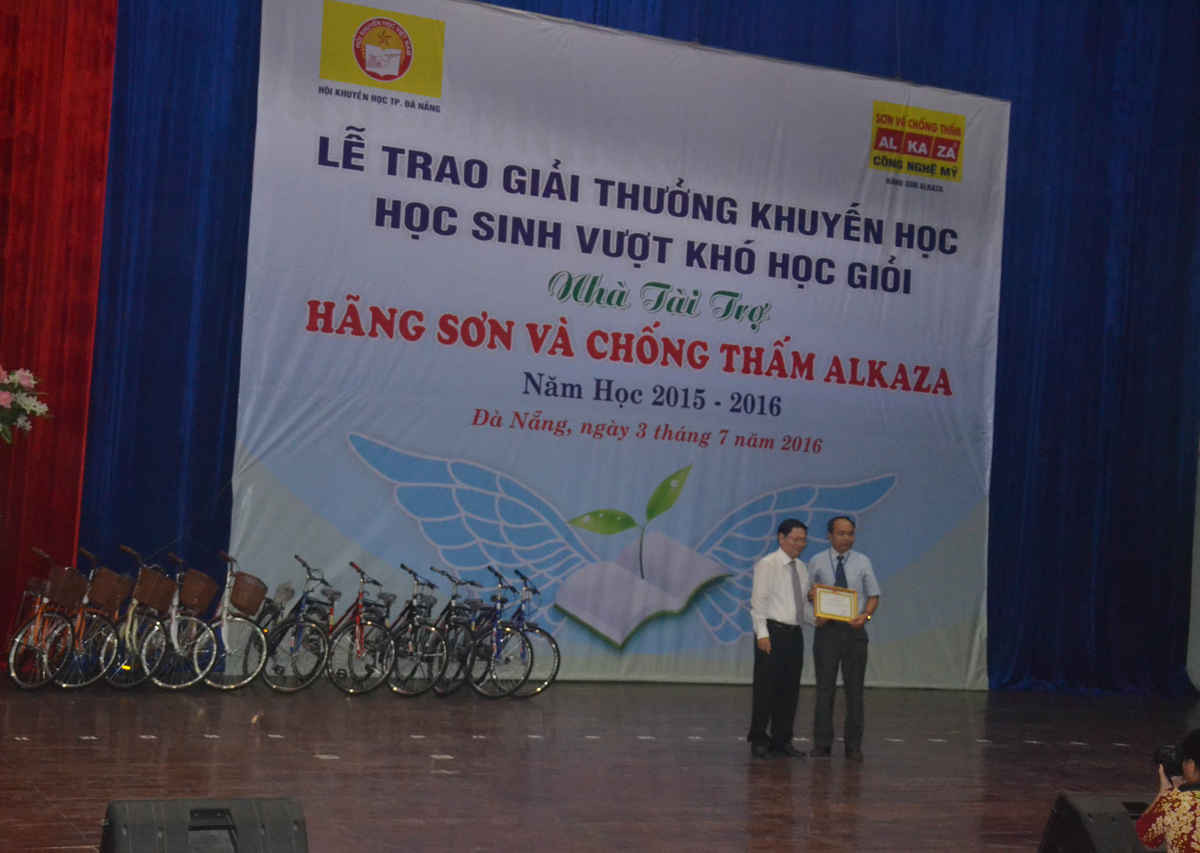 Đại diện Hội khuyến học thành phố Đà Nẵng trao Giấy khen cho nhà tài trợ