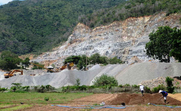 : Người dân phản ánh bụi đá ở xã Châu Pha làm ảnh hưởng tới việc sản xuất 