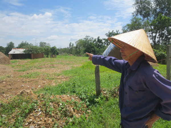 Ông Trần Văn Nguyên (xã Châu Pha, huyện Tân Thành) rời bỏ căn nhà và khu vườn vì ảnh hưởng của bụi đá