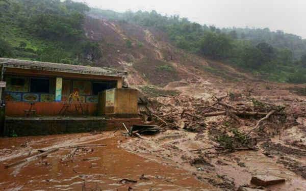 Cảnh tượng tan hoang sau một trận mưa lũ ở Ấn Độ (Nguồn: Internet)