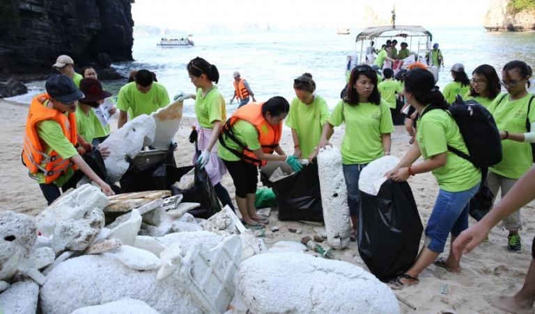 Các tình nguyện viên mang bao xé vụn. Ảnh: IUCN Việt Nam