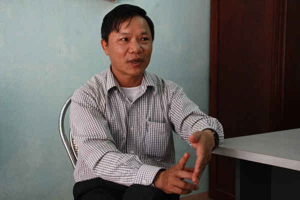 Ông Lê Đình Hùng, Chủ tịch UBND xã Tân Phúc trao đổi với nhóm phóng viên báo Tài nguyên & Môi trường