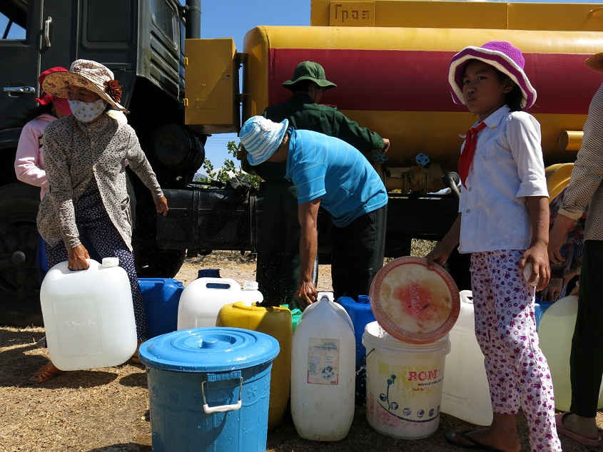 Người dân ở Phước Thiện phải mua nước sạch với chi phí 400-500 nghìn đồng/tháng để phục vụ ăn, uống