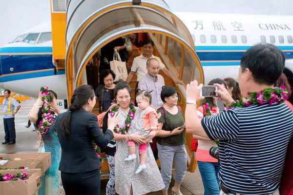Những du khách đầu tiên trên chuyến bay của CZ  chiều ngày 6/7đến Phú Quốc