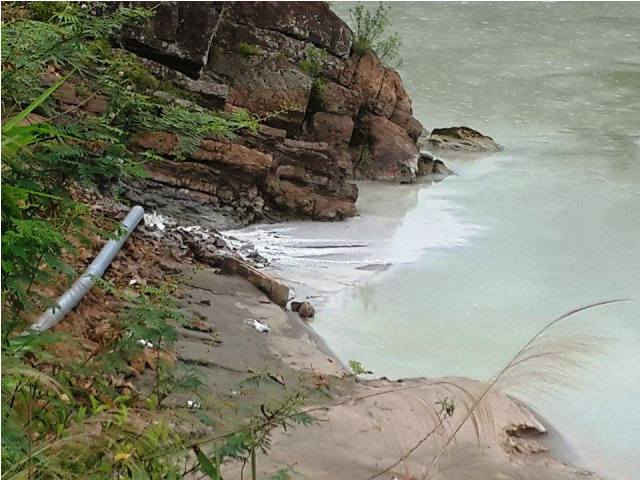 Dòng sông Cẩm Đàn bị đầu độc nhiều năm nay bởi hành vi xả thải trực tiếp không qua xử lý của Công ty Á Cường