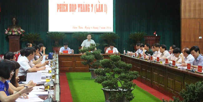 Ông Mùa A Sơn, Chủ tịch UBND tỉnh Điện Biên chủ trì phiên họp.