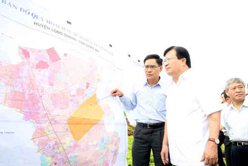 Phó Thủ tướng Trịnh Đình Dũng kiểm tra thực địa dự án.