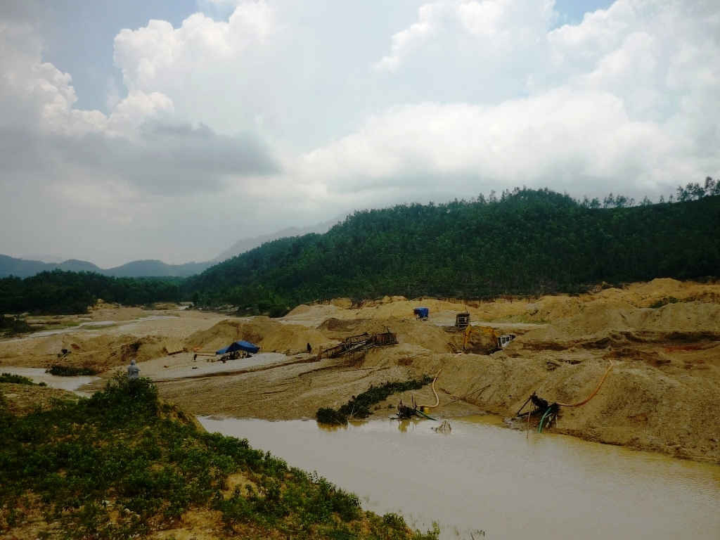 Quảng Nam là tỉnh có nguồn tài nguyên khoáng sản phong phú, thời gian qua các cá nhân, tổ chức đã dùng nhiều biện pháp qua mặt chính quyền để khai thác khoáng sản chui gây ô nhiễm môi trường trầm trọng, nguy hiểm đến tính mạng của con người