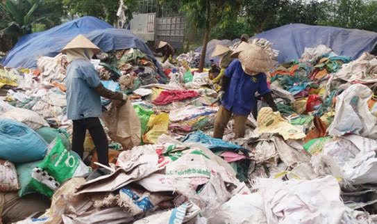 Đống phế thải của cơ sở sản xuất, tái chế nhựa thôn Vé, xã Đồng Tâm, huyện Ninh Giang không đảm bảo quy định về môi trường