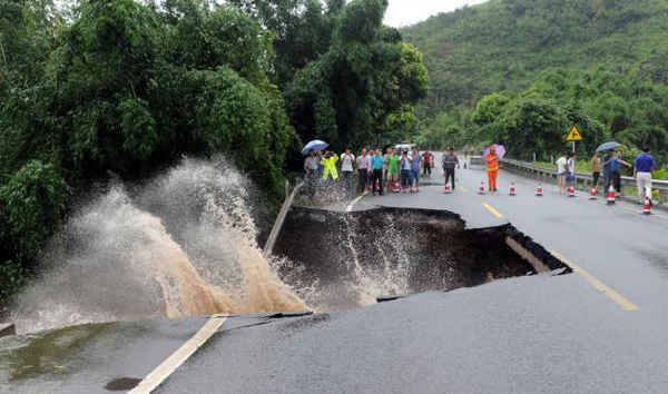 Hình ảnh một con đường lớn bị phá hủy do trận mưa lớn xảy ra bởi siêu bão Nepartak đổ bộ vào Phúc Châu, tỉnh Phúc Kiến, Trung Quốc vào ngày 9/7/2016. Ảnh: Reuters