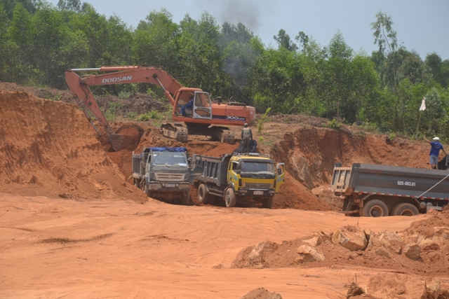 Lợi dụng bóng bóc tầng phủ, Công ty TNHH MTV NBB Quảng Ngãi khai thác đất cung cấp cho các dự án với trữ lượng lớn