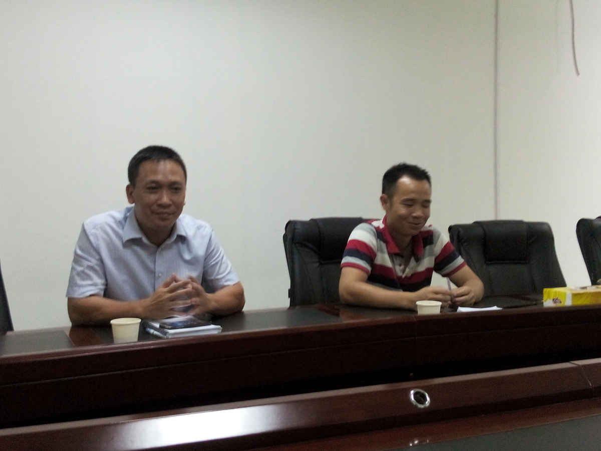 Đại diện lãnh đạo Công ty TNHH nhôm Tân Đông trả lời phóng viên Báo Tài nguyên & Môi trường