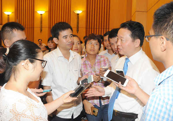 Bên lề hội thảo, Bộ trưởng Trần Hồng Hà nhận được sự 