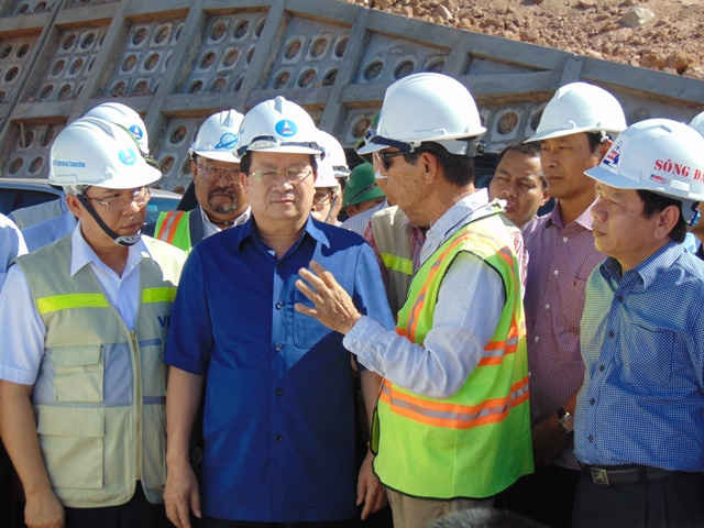 Các đơn vị báo cáo tiến độ thi công cũng như GPMB tuyến đường cao tốc Đà Nẵng - Quảng Ngãi cho Phó Thủ tướng Trịnh Đình Dũng