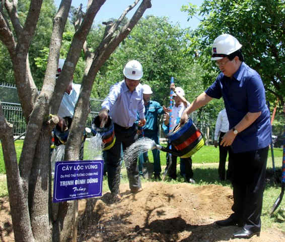 Phó Thủ tướng Trịnh Đình Dũng trồng cây lưu niệm tại Nhà máy lọc dầu Dung Quốc