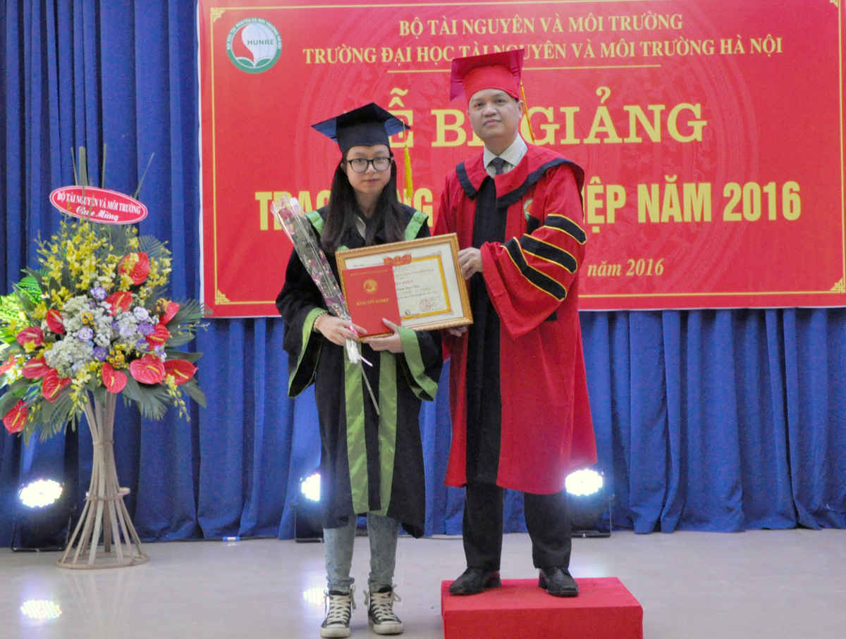 TS Tạ Đình Thi - Vụ trưởng Vụ Tổ chức Cán bộ Bộ TN&MT trao Bằng Tốt nghiệp cho Thủ khoa toàn khóa Đại học khóa II trong Lễ tốt nghiệp